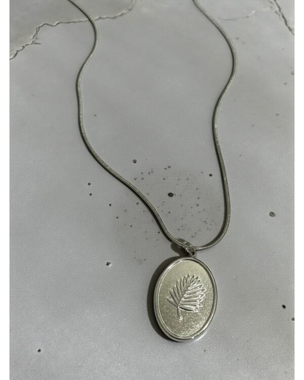 LEAF-SHAPED OVAL STEEL NECKLACE