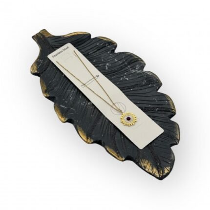 GOLD-COLORED STEEL NECKLACE WITH A PEARLESCENT FLOWER DESIGN IN THE CENTER