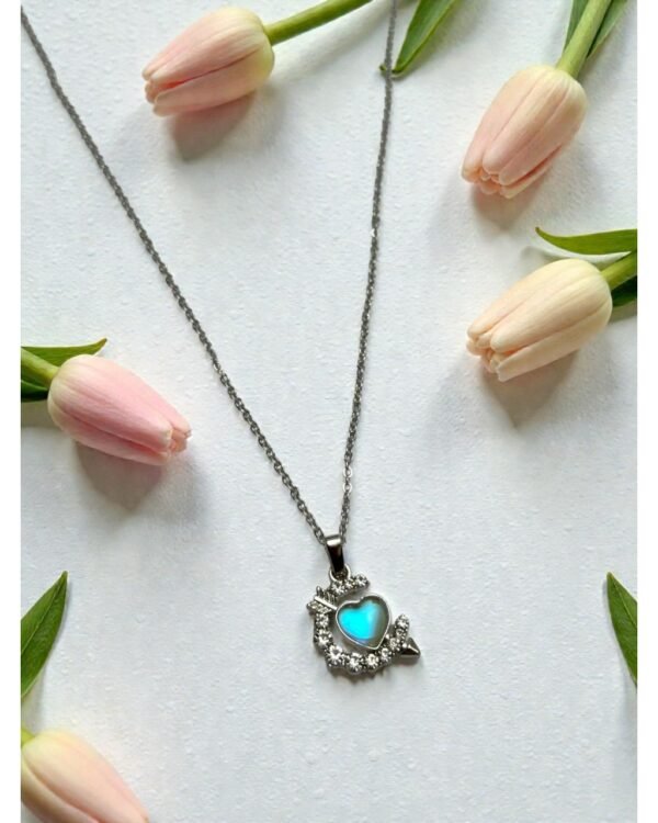 SILVER-COLORED ZIRCON STONE HEART-SHAPED NECKLACE WITH ARROW-SHAPED PENDANT