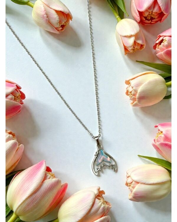 SILVER WHALE TAIL-STYLE NECKLACE